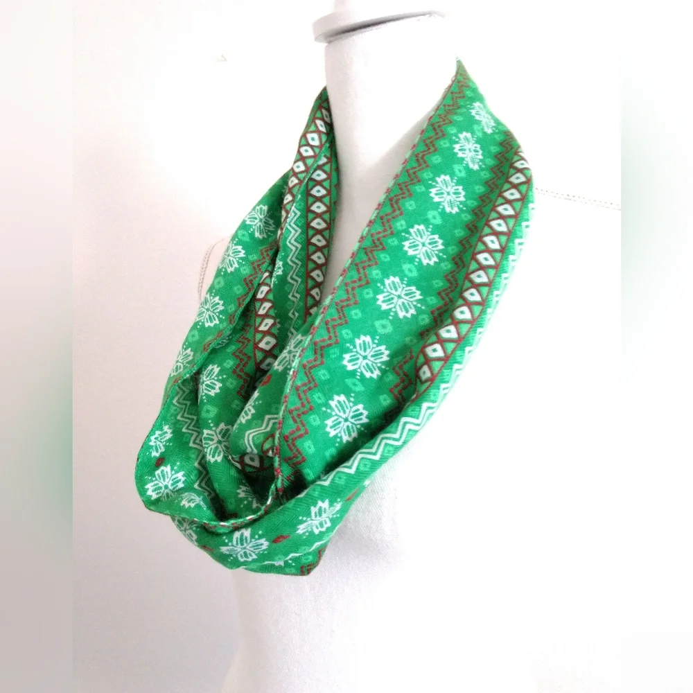 Christmas Infinity Scarf Circle Loop Fashion Scarf Green Red White